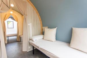 托里代巴拉Camping Clarà的一张床上有两个枕头的房间