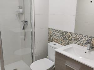 维戈Anduriña的带淋浴、卫生间和盥洗盆的浴室