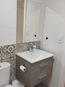 维戈Anduriña的一间带水槽、卫生间和镜子的浴室