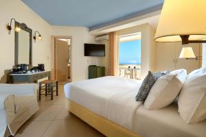 锡西Sissi Bay Resort的一间卧室设有一张床,享有海景