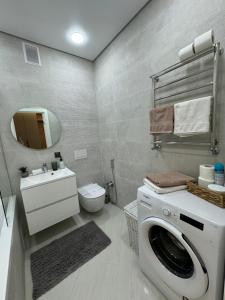 文尼察Квартира на Подолье的一间带洗衣机和水槽的浴室