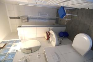 诺德代希Bungalow Tilla的一间带卫生间和水槽的小浴室