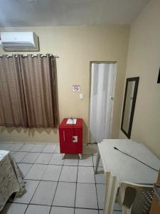 特雷西纳Hotel Horizonte的一间设有红色橱柜和窗户的房间