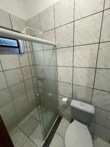 特雷西纳Hotel Horizonte的一间带卫生间和淋浴的浴室