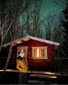 阿克雷里Bakkakot 2 - Cozy Cabins in the Woods的站在小舱前的女人