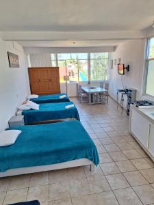 墨西哥城Xochimilco Hermoso Departamento Loft junto a Trajineras的一间客房内的四张床