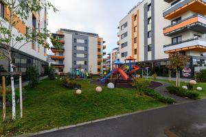 布拉索夫Grandis Residence Apartment的城市中心带游乐场的公园