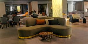 凡道Alambique - Hotel Resort & Spa的配有桌椅的绿色沙发
