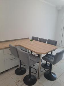 波罗斯Sun and Salt Villas的办公室里的一张木桌和椅子
