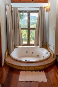 贡萨尔维斯塞拉韦斯塔宾馆的窗户客房内的浴缸