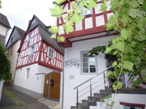 布里德尔Ferienhaus Old Winery的一座红色和白色的建筑