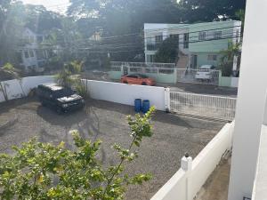 圣斐利-银港Hotel Montesilva的停在围栏旁的停车场的汽车