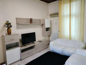托尔托纳Henson appartamento的客厅配有白色沙发和电视