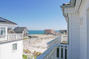 奥尔本尼兹The Beach House的阳台享有海滩美景。