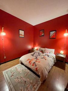 卡尔加里Lu Yao Inn OP的卧室设有红色的墙壁、床和地毯