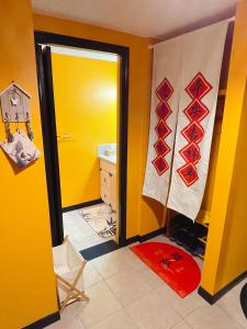 卡尔加里Lu Yao Inn OP的浴室设有黄色的墙壁和黄色的门