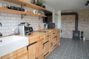 埃格尔EgerCottages - Bikavér Cottage的厨房配有水槽和炉灶