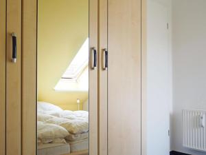 普雷罗Haus am Brunnen Apartment 50的一间卧室设有天窗和一张床
