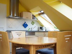 普雷罗Haus am Brunnen Apartment 50的一间厨房,内设一张木桌