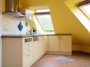 普雷罗Haus am Brunnen Apartment 50的一间设有黄色墙壁和窗户的小厨房