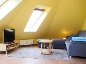 普雷罗Haus am Brunnen Apartment 50的客厅配有蓝色的沙发和电视