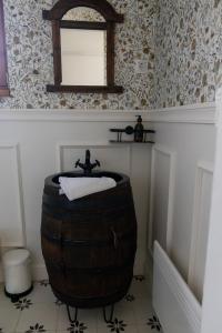 埃格尔EgerCottages - Bikavér Cottage的浴室设有桶式水槽和镜子