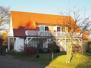 普雷罗Apartments Haus an der Stems 30 & 31的一座带橙色屋顶和阳台的房子