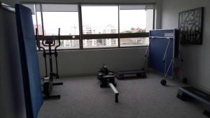 维纳德马Arriendo en centro de Viña的一个带健身器材的健身房,位于带窗户的房间