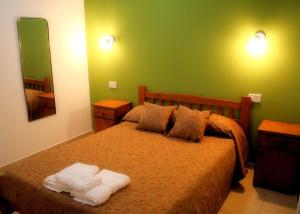 科隆Balcones del Pilar的一间卧室配有一张床,上面有两条毛巾