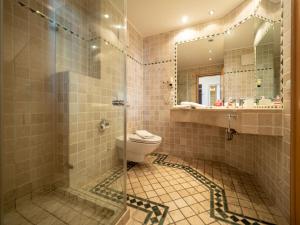 宾茨Ferienwohnung 560 in der Villa Gudrun的一间带卫生间和玻璃淋浴间的浴室
