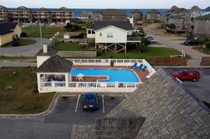 巴克斯顿哈特勒斯岛酒店的享有带游泳池的房屋的空中景致