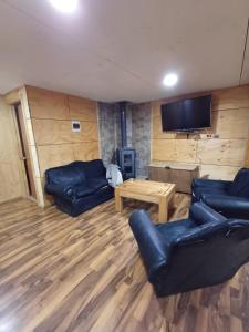 Alojamiento aeropuerto mocopulli的客厅配有两张沙发和一台电视机