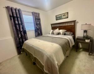 River View Ranch的一间卧室设有一张大床和一个窗户。