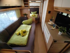 WusterhausenCampingplatz Wusterhausen的客厅配有沙发和2个黄色枕头