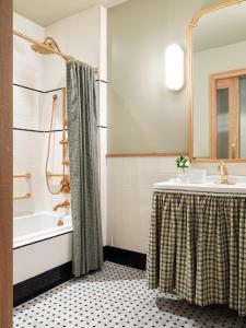 坦帕Palihouse Hyde Park Village的带淋浴、盥洗盆和浴缸的浴室
