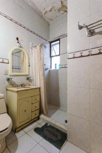 墨西哥城Mejor precio ubicación 2p habitación cómoda的带淋浴、盥洗盆和卫生间的浴室