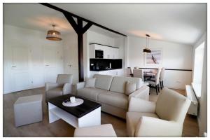 诺德奈Inselhuus Felimar的客厅配有沙发、椅子和桌子