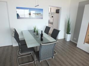 库克斯港Watten-Blick 2的一间带桌椅的用餐室