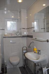 LadelundBei Angela的白色的浴室设有水槽和卫生间。