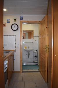 LadelundBei Angela的带淋浴、水槽和门的浴室