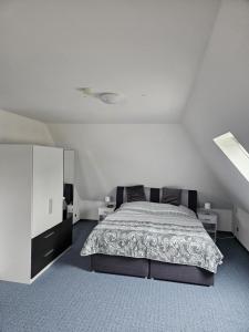 HeeslingenNEU! Ferienwohnung zum Anker的一间卧室设有一张床和白色的墙壁