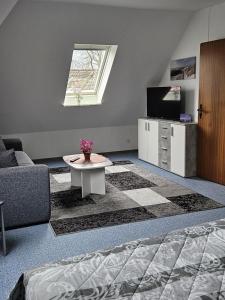HeeslingenNEU! Ferienwohnung zum Anker的客房设有1张床、1张桌子和1台电视。