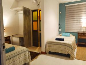 珍南海滩Pondok Keladi Langkawi Guesthouse的一间客房内配有两张床的房间