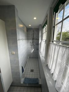 桑德NEU! Ferienwohnung Nordlicht的浴室设有白色瓷砖和窗户。