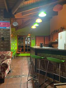 门多萨卢卡波多旅舍的一间厨房,内设一个带凳子的酒吧