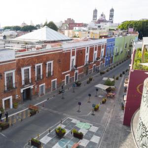 普埃布拉Casa Pepe的享有城市街道和建筑的景色
