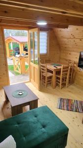 皮罗特ETNO Selo STRAŽA的小木屋设有桌子和用餐室