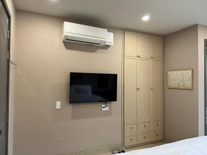 Phú MỹAn Nhiên Villa Hotel的卧室配有壁挂式空调