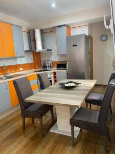 圣克鲁斯-德特内里费森提科公寓 的厨房配有桌椅和冰箱。