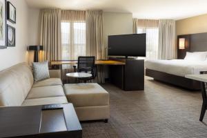 科罗娜万豪科罗纳里弗赛德原住客栈的酒店客房设有一张沙发和一张床